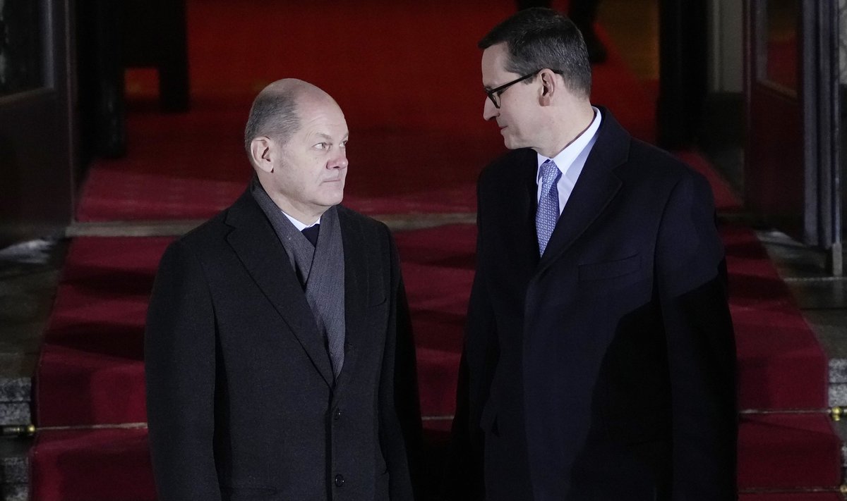 KOHTUMINE: Kui Saksamaa uus liidukantsler Olaf Scholtz (vasakul) tegi eelmisel aastal esimese välisvisiidi Poolasse, tuli tal otsemaid tegeleda vastuvõtjate reparatsiooninõudega. Pildil Poola peaminister  Mateusz Morawieckiga.