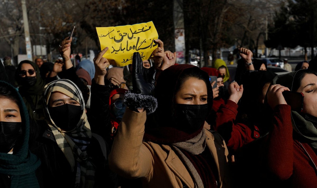 Afgaani naised protestimas nädala alguses kehtestatud korralduse vastu, millega keelati neil ära ülikoolihariduse omandamine.