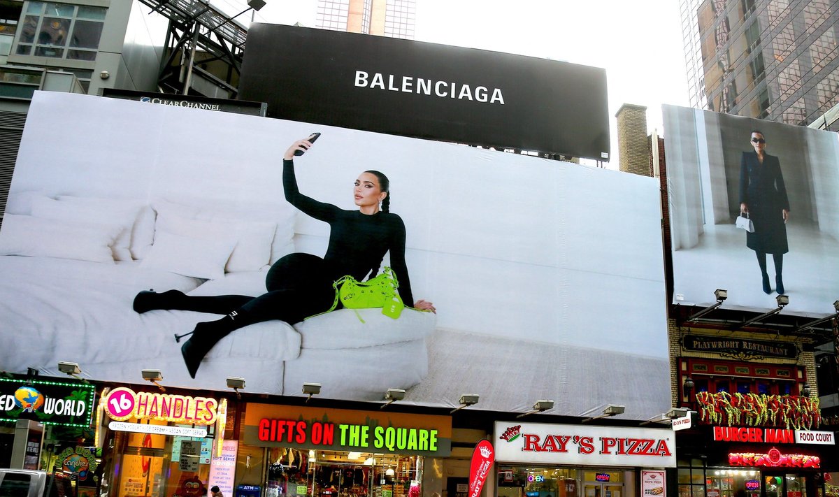 KES MUDIB METAVERSE’I SUUNDA?: Seda, kas perekond Kardashianitel on ka Metaverse’is kohta, näitab lähitulevik. Pildil luksusmoemaja Balenciaga reklaam New Yorgis Times Square’il, peaosas Kim Kardashian.