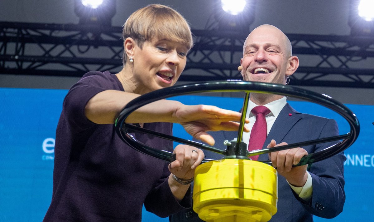 ДАЙ МНЕ ПОВЕРНУТЬ! Президент Керсти Кальюлайд и генеральный директор Elering Таави Вескимяги торжественно открывают газопровод Balticconnector в Палдиски в декабре 2019 года. 