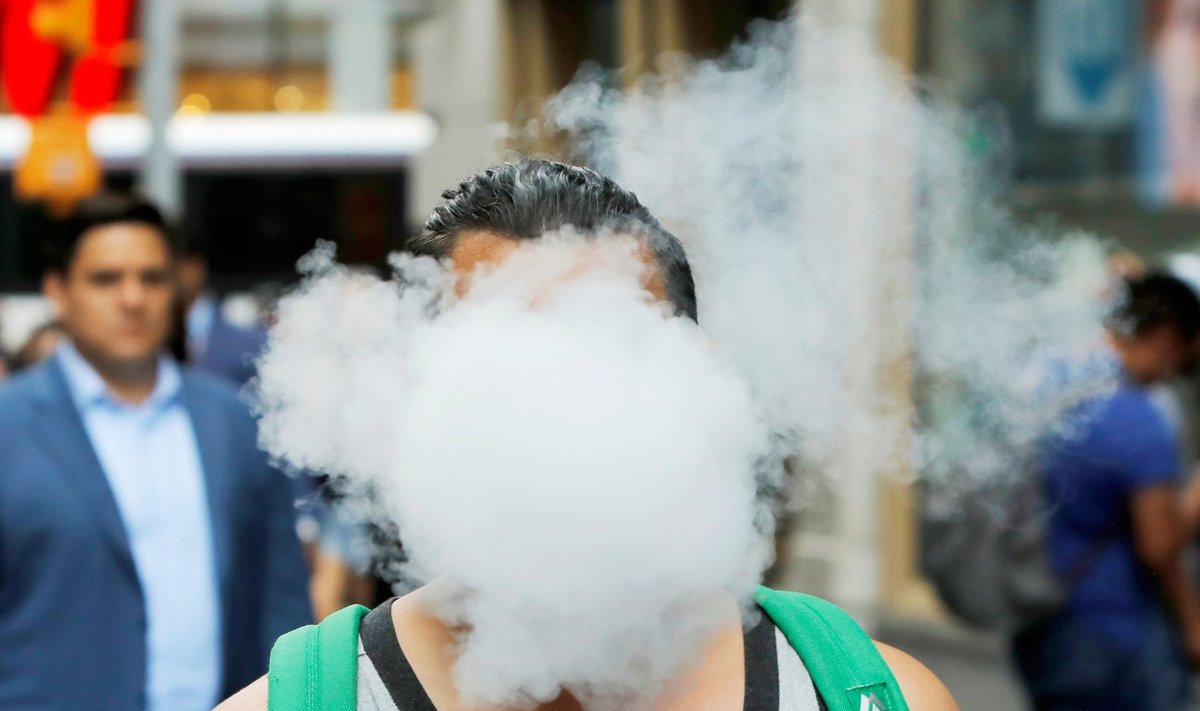 NAGU PÄRIS: E-sigareti tõmbamisest jääb õhku võimas suitsupilv.