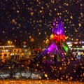 KAUNIS FOTO | Rakvere eriline jõulupuu lörtsisaju taustal
