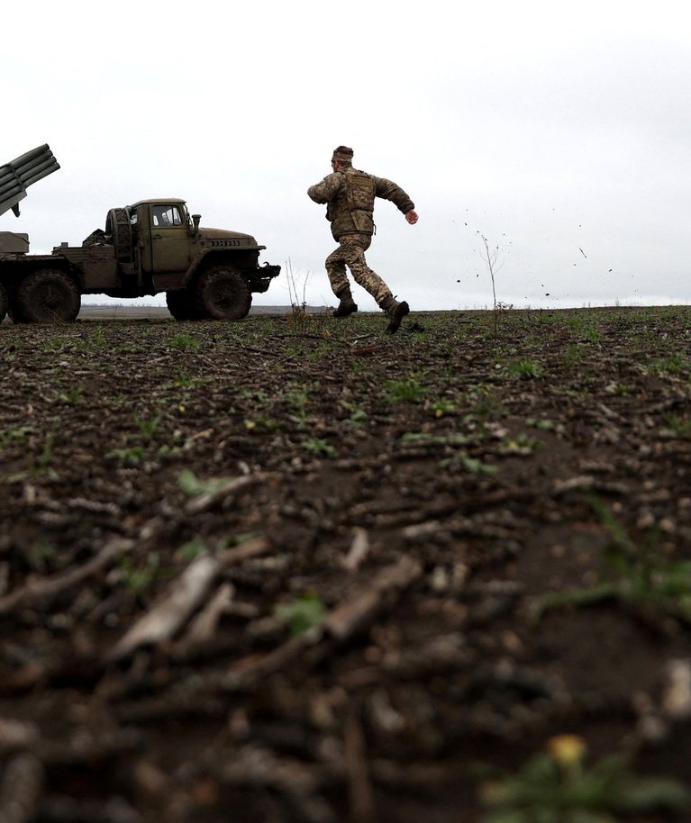 Ukraina sõjaväelased muutmas oma positsioone pärast BM-21 Gradi tulistamist Vene positsioonide suunas. Foto tehtud 27. novembril 2022 Bahmutis.