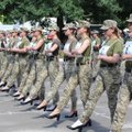 Женщин-военнослужащих украинской армии заставляют маршировать на каблуках, представительницы местного парламента возмущены