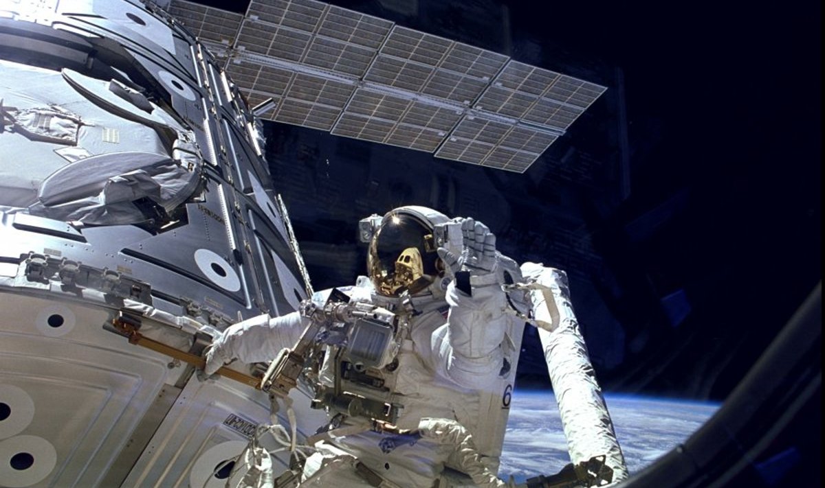 Kosmosekõnd ISS-i juures.