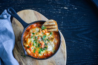 Oad mozzarella’ga küüslauguses tomatikastmes