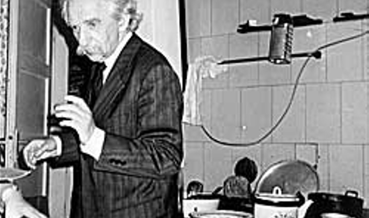 MÕTLEJA KESK ARGIELU: Juri Lotman 1991(?) oma korteri köögis Tartus Veski (Burdenko) tänaval. Maja esimesel korrusel asus naha- ja suguhaiguste dispanser. Arhiiv