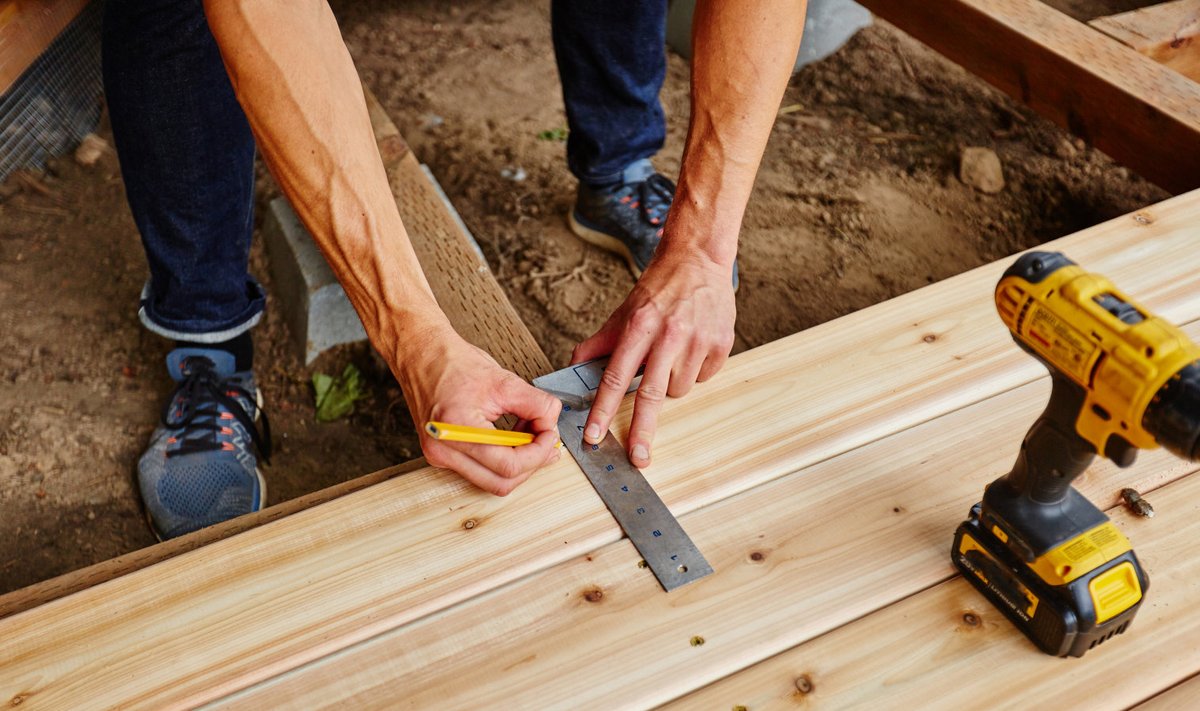 Terrassi ehitamine pole tegelikult keeruline, kui teil on varasem puutöö kogemus ja vajalikud tööriistad.