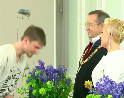 Külaline jätab Evelin Ilvese käe vastu võtmata