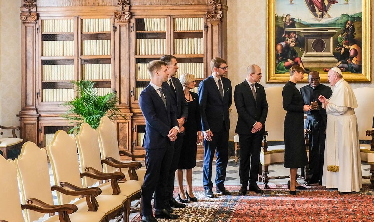 PRESIDENDI VARI: Daniel Vaarik (kõige vasakpoolsem) jälgib koos teiste presidendi kantselei delegatsiooni liikmetega Kersti Kaljulaidi kohtumist paavst Franciscusega Vatikanis 28. novembril 2019.