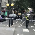 VIDEO | Briti parlamendihoone juures rammis auto ohutustõkkeid – inimesed said viga, üks mees vahistati