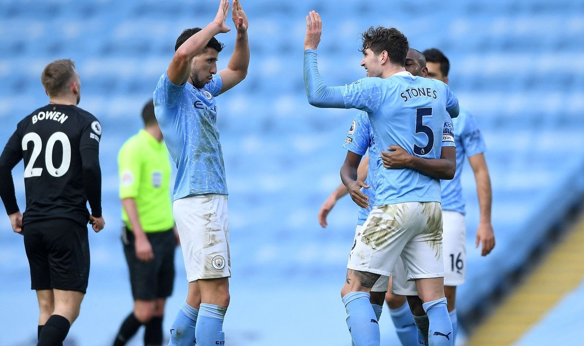 Manchester City mängijad väravat tähistamas.