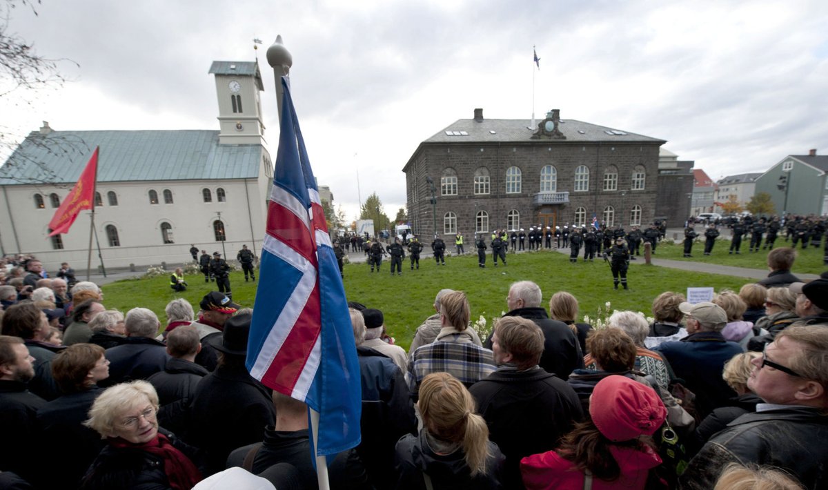 Islandlased Reykjavikis parlamendi ees.