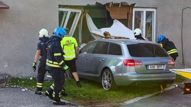 VIDEO | Turvakaamerale jäi hetk, mil auto Pärnus majja põrutas: esialgse info kohaselt tegi Audi möödasõitu
