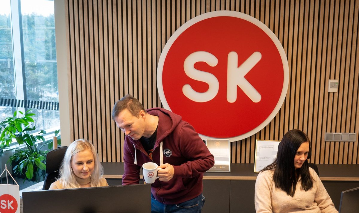 Andmebaasi administraator Jaago Männiste kolleegidega SK kontoris