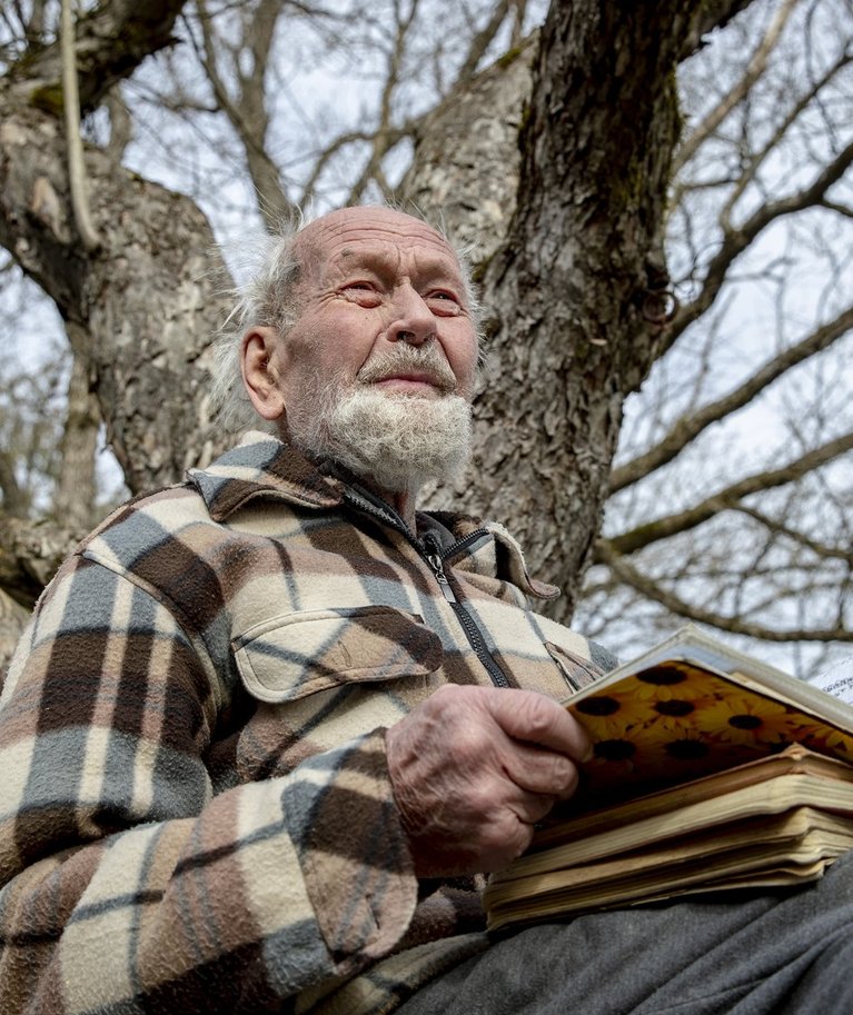 “Takkajärele on huvitav vaadata, milline ilm on olnud ja seaduspärasusi leida,” arutleb Leo Rehela, kes hakkas ilmavaatlusi tegema ja kirja panema üheksa-aastase poisina 76 aastat tagasi. Pidevaid ilmavaatlusi on ta teinud 62 aastat – kauem kui keegi teine Eestis.