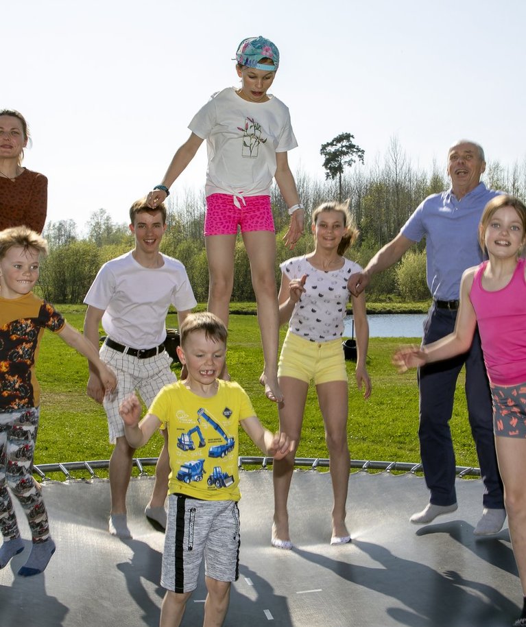 Pärnumaa sportliku suurpere vanemad Mari-Liis ja Maido Kaljur soovivad, et nende lapsed oleksid õnnelikud, aktiivsed ja terved. Pildil teeb pere igapäevast trenni batuudil.