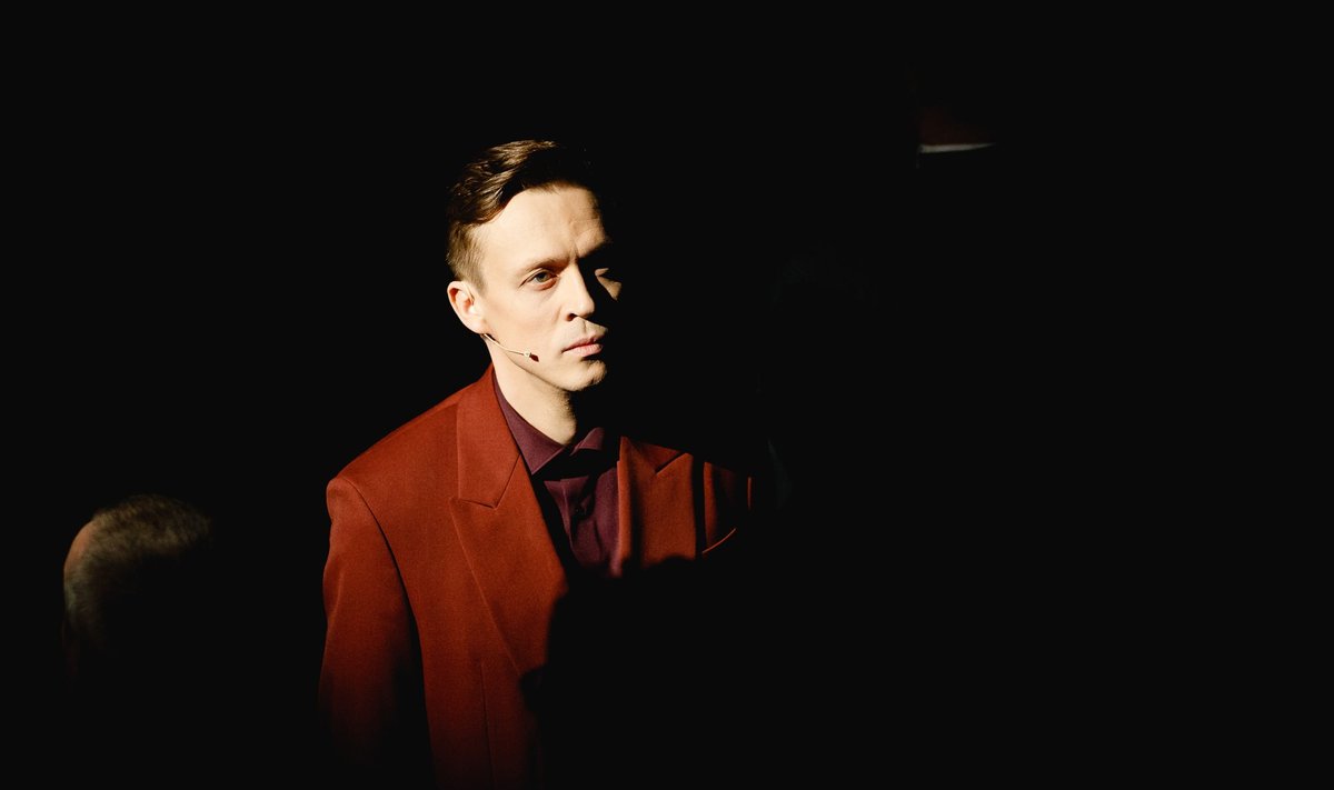 Varemgi Londoni lavalaudadel üles astunud Sergo Vares mängib Globe teatri "Talvemuinasjutus" armukadedat kuningat Leontest.