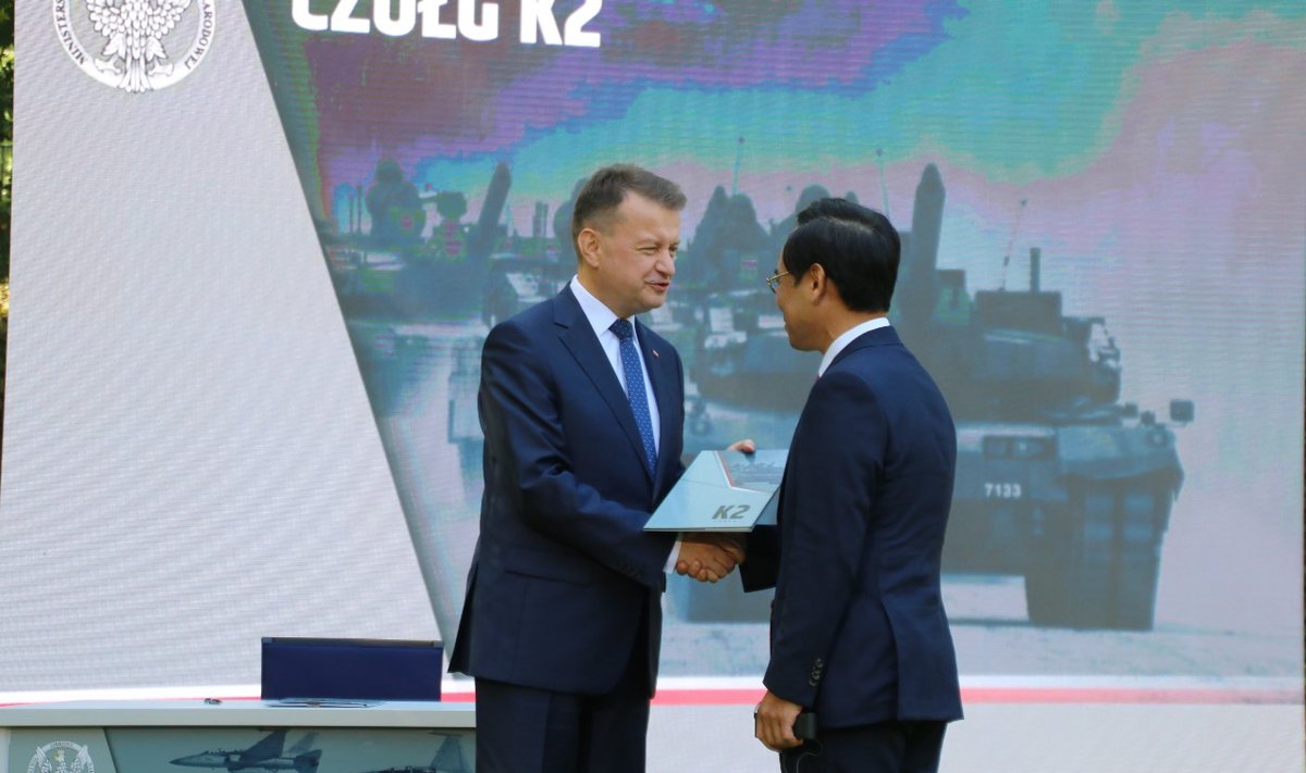 SUURED SÕBRAD: 14 miljardit eurot maksnud relvalepe on üksnes Poola ja Lõuna-Korea mahuka koostöö algus. Pildil Poola kaitseminister Mariusz Błaszczak Hyundai relvatootja tegevjuhiga.