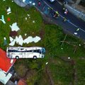 На Мадейре туристический автобус съехал с дороги и упал на крышу жилого дома, погибли 29 человек