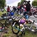 ВИДЕО | Болельщица устроила на "Тур де Франс" сумасшедший завал! Серьезно пострадали десятки гонщиков