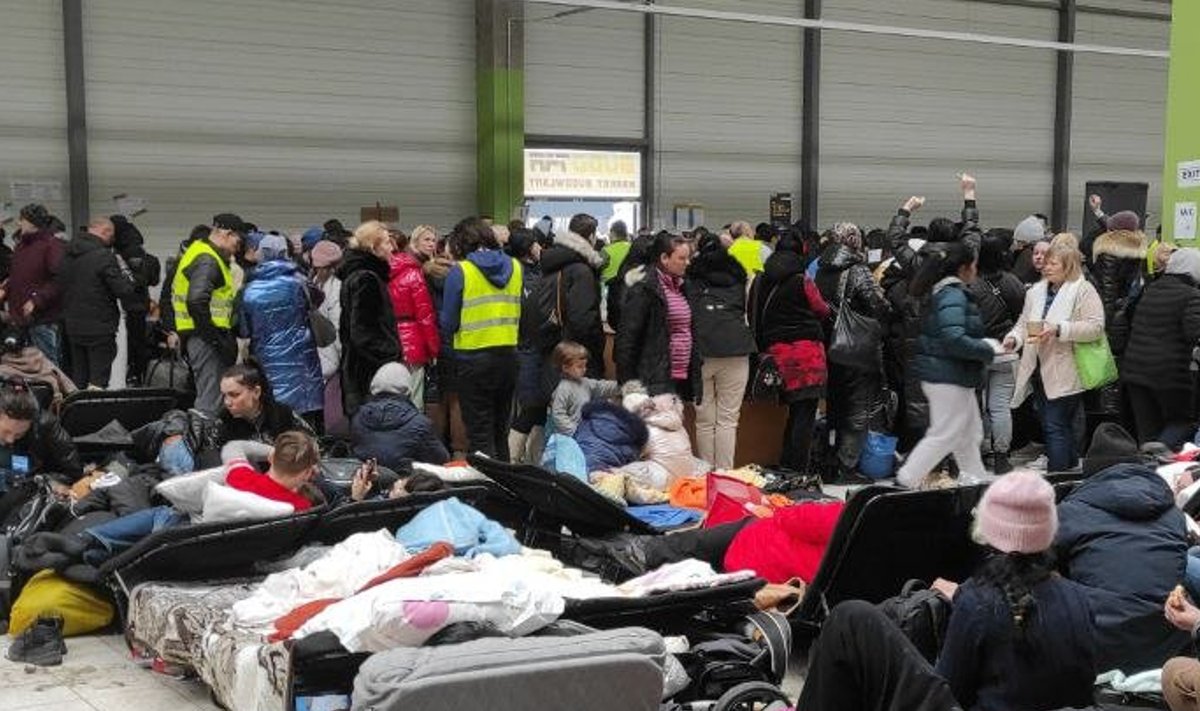 Беженцев разместили в польском торговом центре Korczowa Dolina