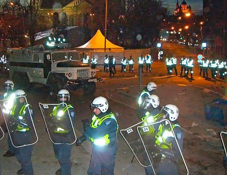 Tallinnas Tõnismäel: Politseinikud kaitsevad pronkssõduri ümber püstitatud telki. Taamal “Tootsi ämmaks” kutsutud veekahur, mis läks peagi rikki. (Ria Novosti / Scanpix)
