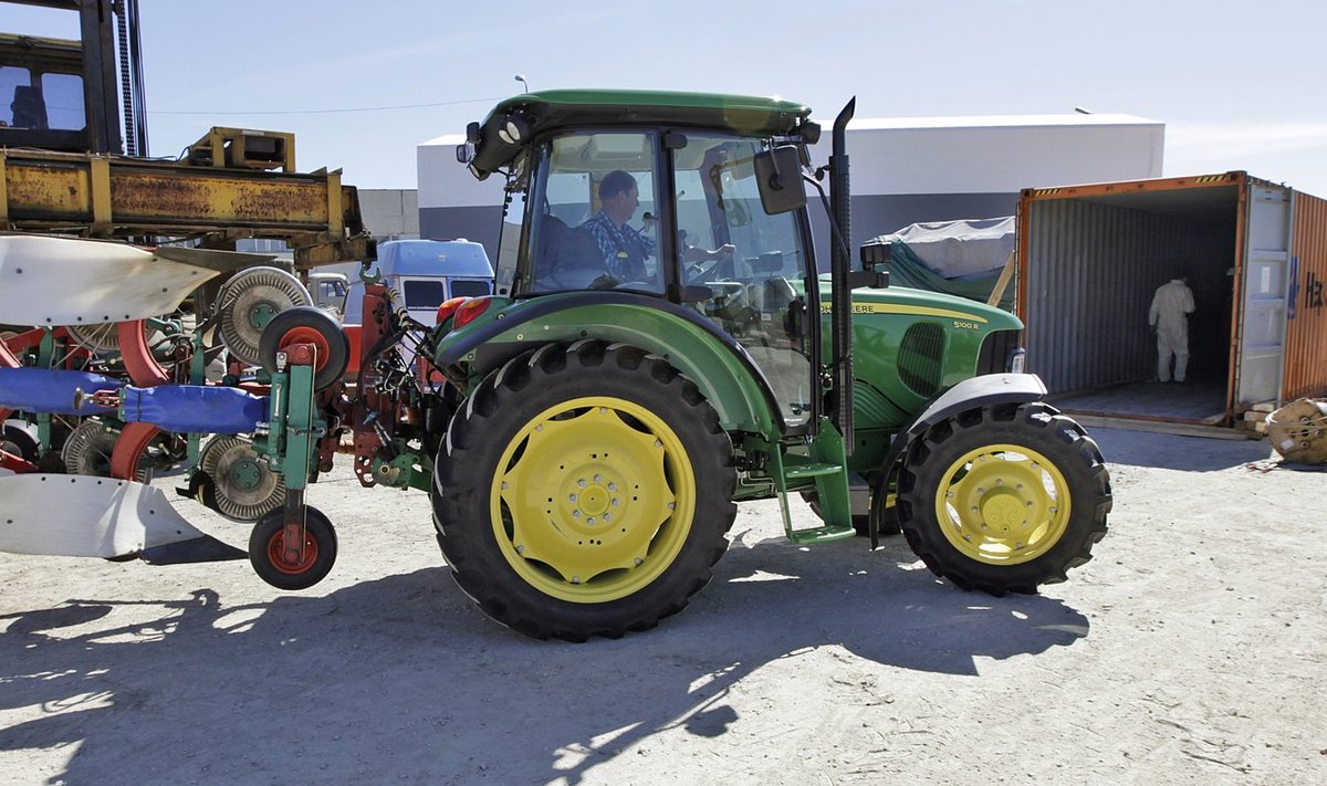Kanada MMil osalevate traktorite laadimine merekonteinerisse