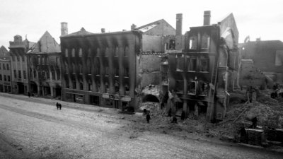 Sõjatules põlenud väljaku lõunaserv 1944. aasta sügisel.