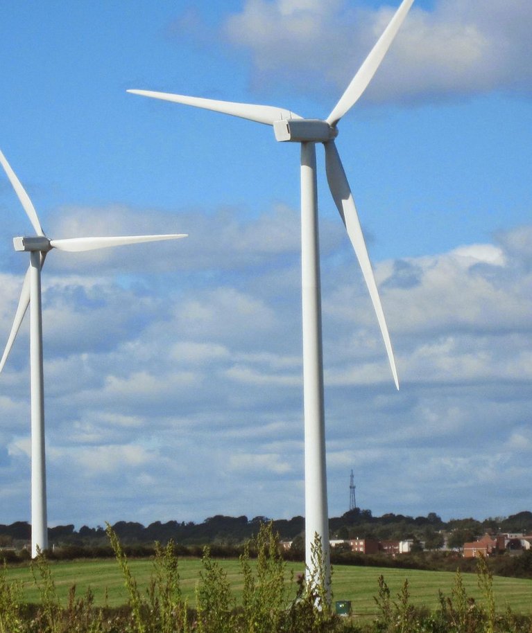 Tuulegeneraatoreid kutsutakse ka tuuleturbiinideks või tuugeniteks.