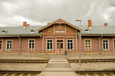 Raudteejaam on ka matkakeskus.