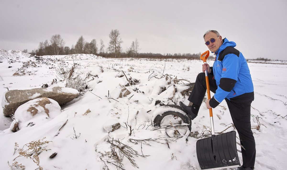 Estiko Energia tegevjuht Ain Tammvere Raadile rajatava suure päiksepargi asukohas. Pärast pikka ootamist loodetakse ehitama hakata tänavu augustis, kui on käes riigi taastuvenergia vähempakkumise tulemused.