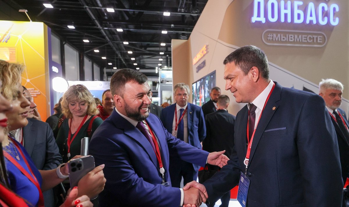 Donetski nn rahvavabariigi juht Deniss Pušilin (vasakul) ja Luhanski nn rahavabariigi juhi kt Leonid Pasetšnik Peterburi majandusfoorumil.