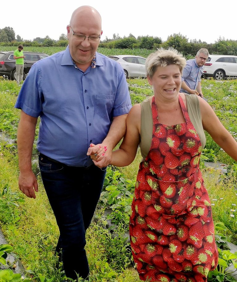 Eelmine põllumajandusminis­ter Arvo Aller ulatas küll maasika­põllul Janika Lindsalule toetava käe, kuid tema erakond EKRE oli võõrtööjõu Eestisse lubami­se vastu ja see tekitas maasika­kasva­tajatele tohutu kahju.