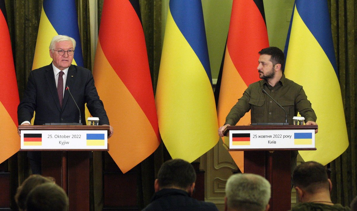 Kevadel Kiievit külastada soovinud Saksamaa president jäeti siis Kiievi poolt põlatud endine SPD ridades teeninud välisminister pika ninaga. Sel nädalal sai visiit lõpuks teoks, ent Ukraina ootab Saksamaalt endiselt palju innukamat abistamist.