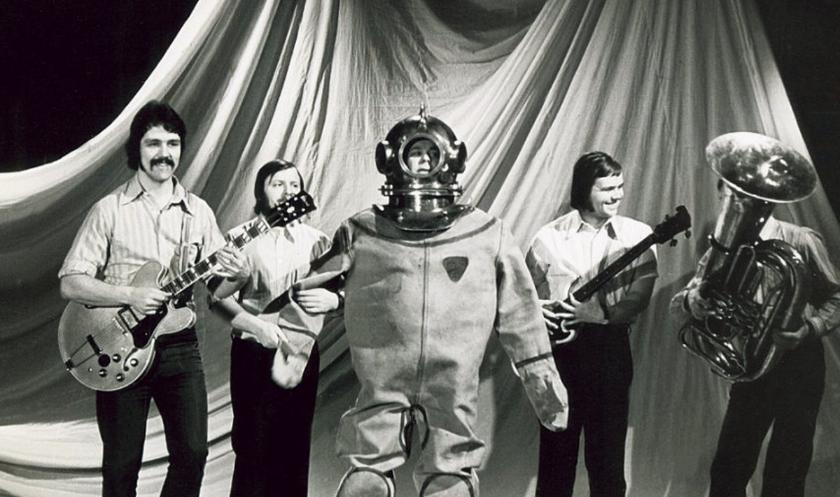 Apelsini seltskond esitamas “Tuukri laulu”, mida võiks lausa tuukrite hümniks nimetada.  Oli aasta 1976.  Vasakult Tõnu Aare, Jaan Arder, Mati          Nuude, Gunnar Kriik ja Ants Nuut.
