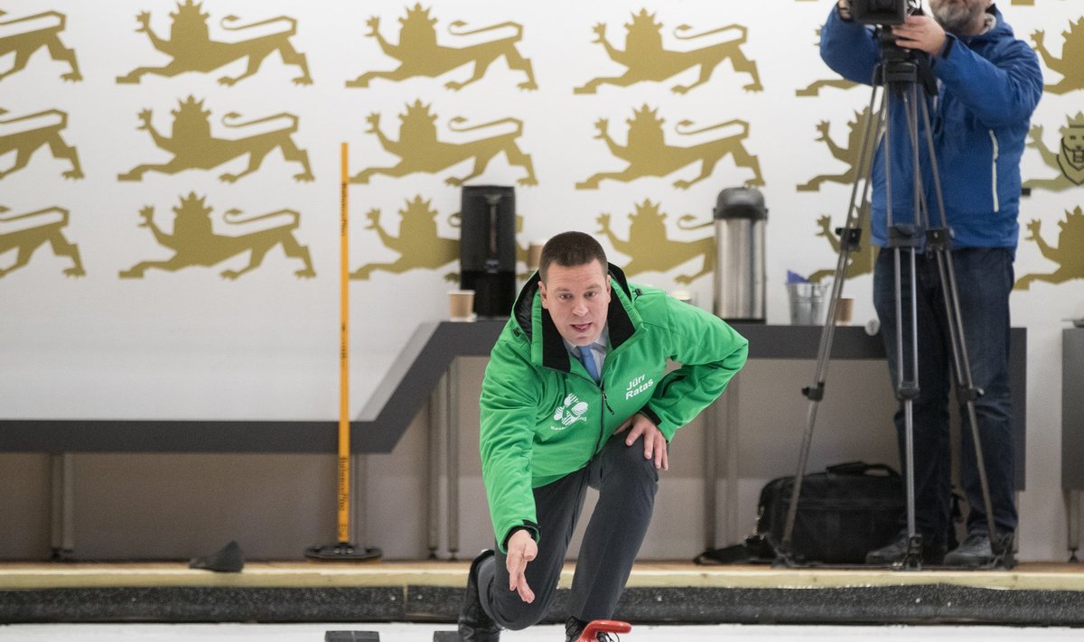 Jüri Ratas mängimas curlingut.