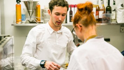 Taanis töötav Eesti noor tippkokk Artur Kazaritski restorani Juur köögis Tallinnas.