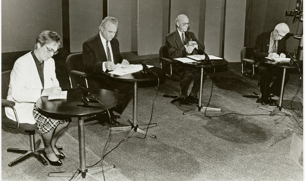 Presidendikandidaatide valimiseelne esinemine Eesti Televisioonis. Istuvad vasakult Lagle Parek, Arnold Rüütel, Lennart Meri, Rein Taagepera