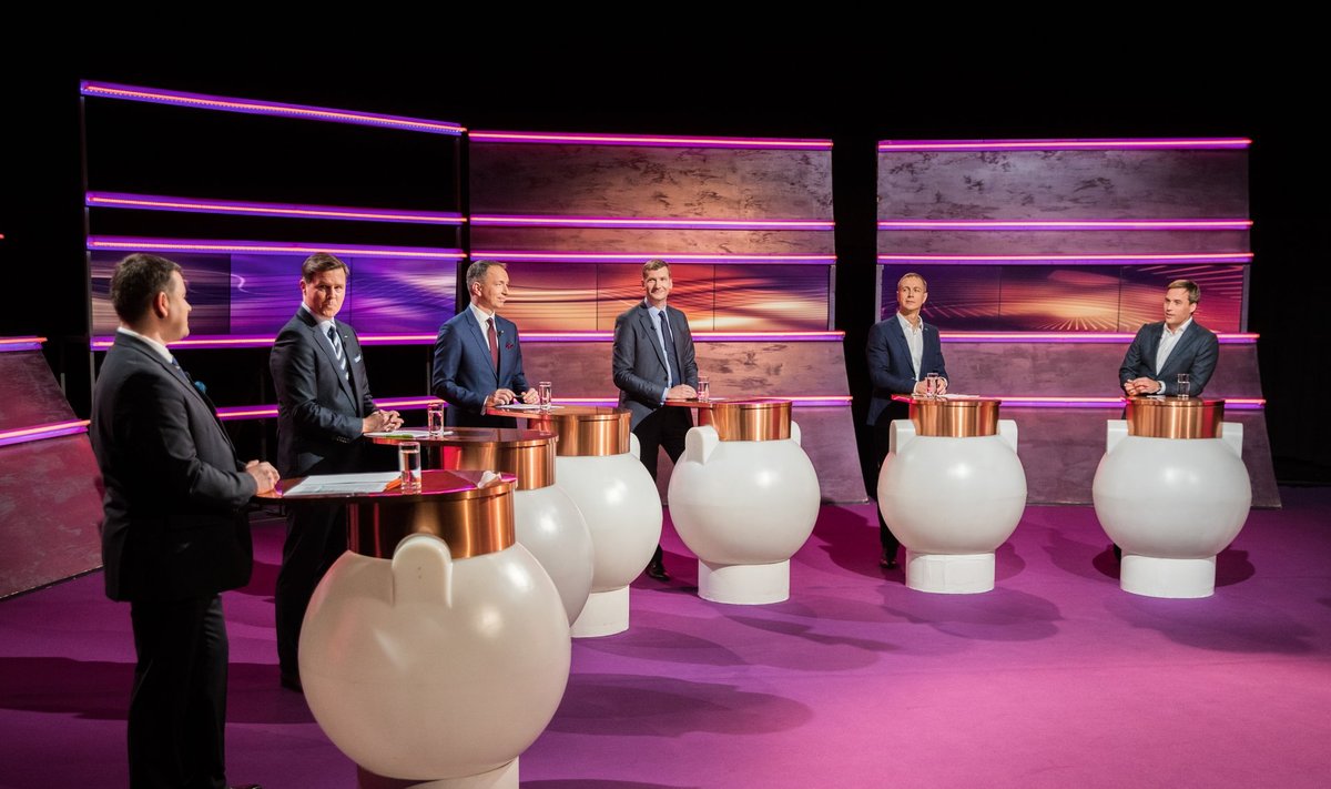 Swedbanki juht Robert Kitt (vasakult), SEB juhatuse esimees Allan Parik, Luminor Eesti juhatuse esimees Gunnar Toomemets, LHV juht Erki Kilu, Coop Panga juht Margus Rink, ja Inbanki juhatuse esimees Jan Andresoo Foorumi saates.