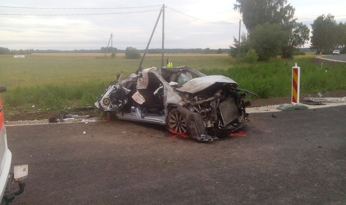 FOTO | Sindi kandis juhtus raske liiklusõnnetus, kaks inimest viidi  haiglasse - Delfi