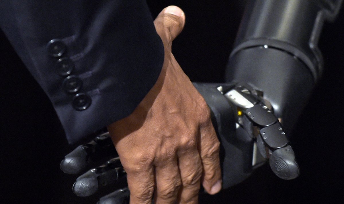 Barack Obama ja roboti käepigistus. Foto on illustreeriv. 
