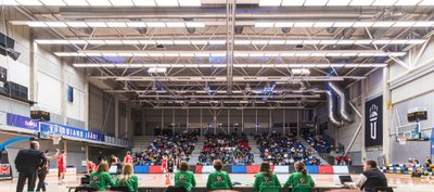 Spordivõistlused toimuvad Eestis endistviisi ja eile Tartus peetud Paf Eesti-Läti korvpalliliiga mängul oli pealtvaatajaid mitusada.