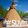 ФОТО | В Тырва открылся первый в Эстонии парк скульптур из песка. Там можно увидеть Анне Вески и Элину Нечаеву