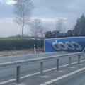 LUGEJA VIDEO JA FOTOD | Tallinna-Tartu maanteel põrkasid kokku raskeveok ja sõiduauto. Liiklus on ümber suunatud