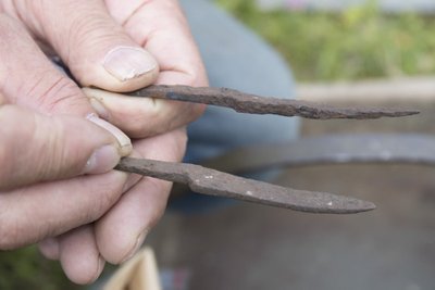 Väljakaevamistelt leitud kaks nuga - üks paksem, vast kolmekihiline ja teine peenem.