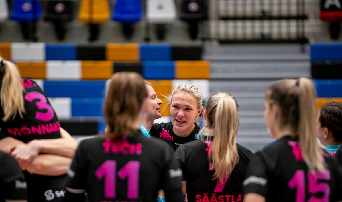 Treener Marko Mett, kapten Mari Loorman ja teised rõõmustavad tiitli üle.