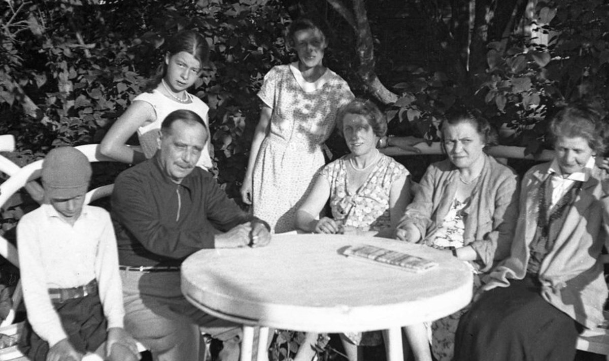 Armastatu juures: Kirjanik Herbert George Wells (vasakult esimene) külas Jänedal Maria Benckendorff-Budbergi (paremalt teine) juures augustis 1934. Wellsi kõrval Maria poeg Paul ja selja taga tütar Tanja. (National Archives)