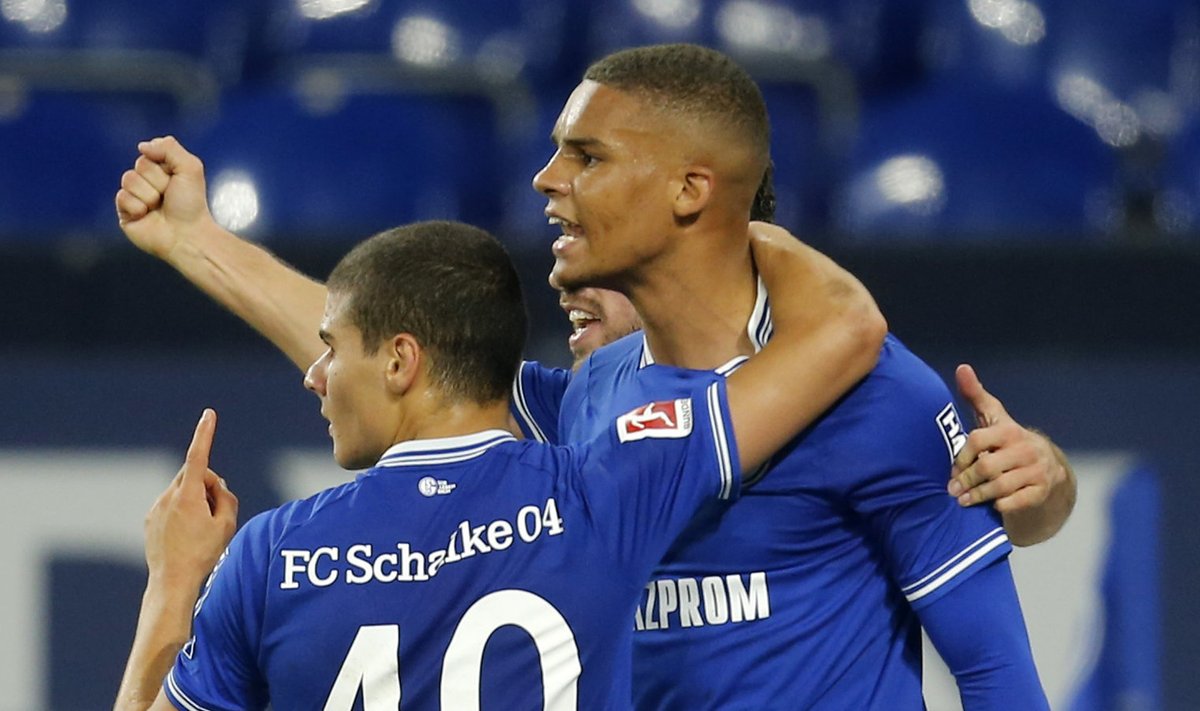 Malick Thiaw tähistab tiimikaaslastega oma Bundesliga debüütväravat.
