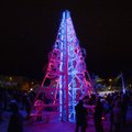 DELFI FOTOD JA VIDEO: Rakvere liikuv jõulupuu sai advendiajaks värvid sisse